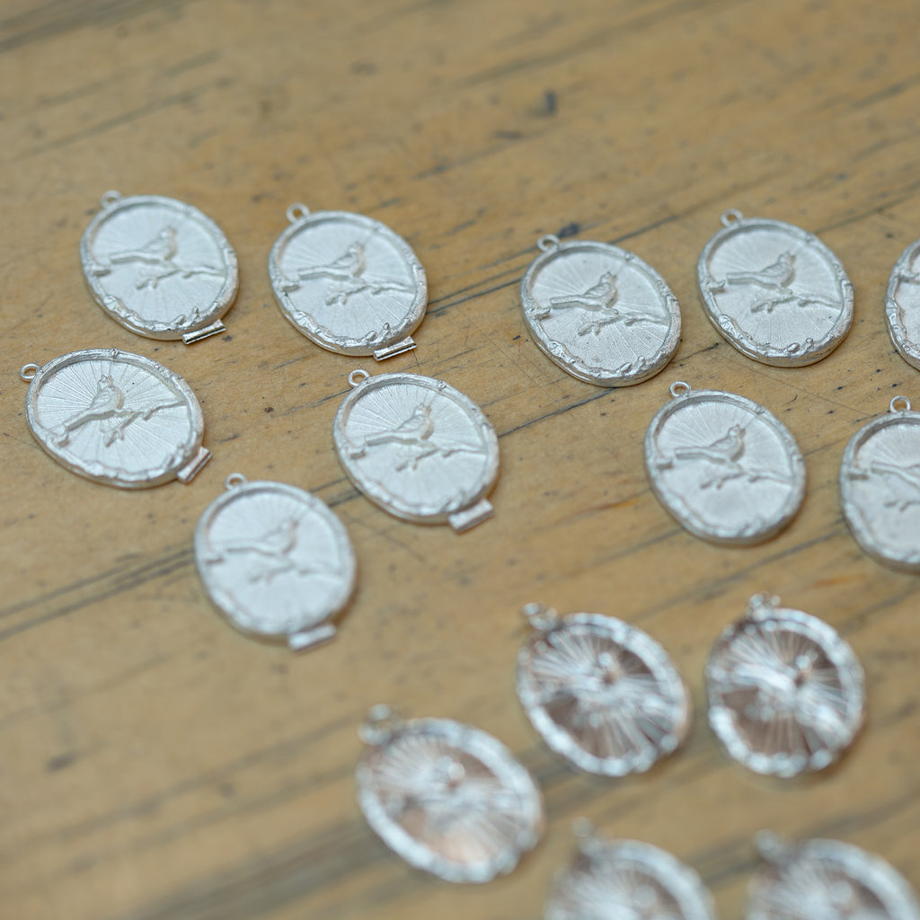 A.M. x The Hambledon 40th Anniversary Exclusive Singing Bird Cameo Necklace Gold