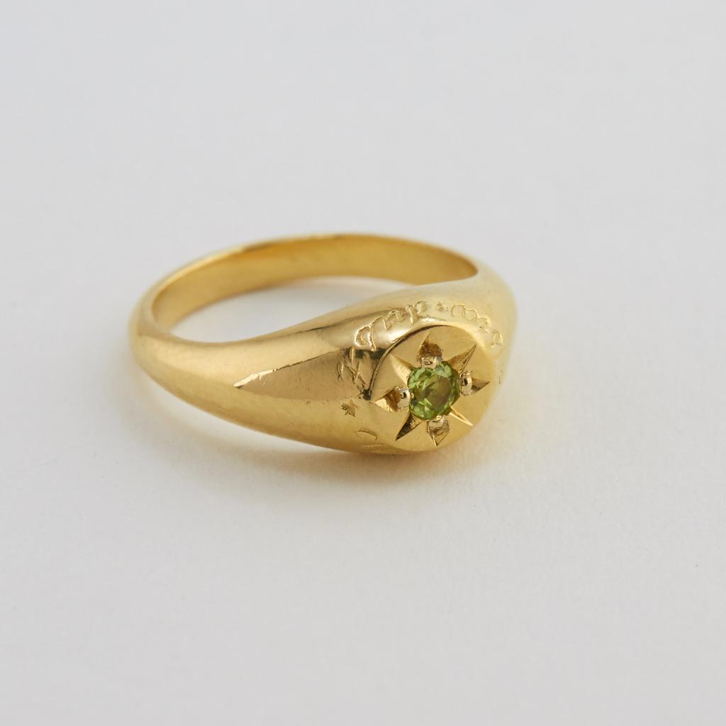 A.M. Peridot Signet Ring with “A Star to Guide Me” Engraving Gold