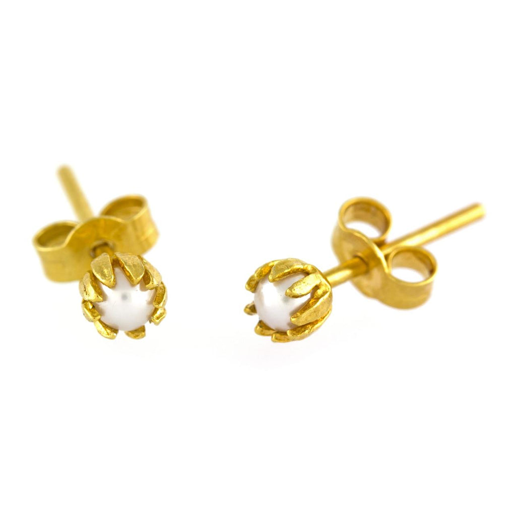 A.M. Baby Pearl Chrysanthemum Stud Earrings Gold