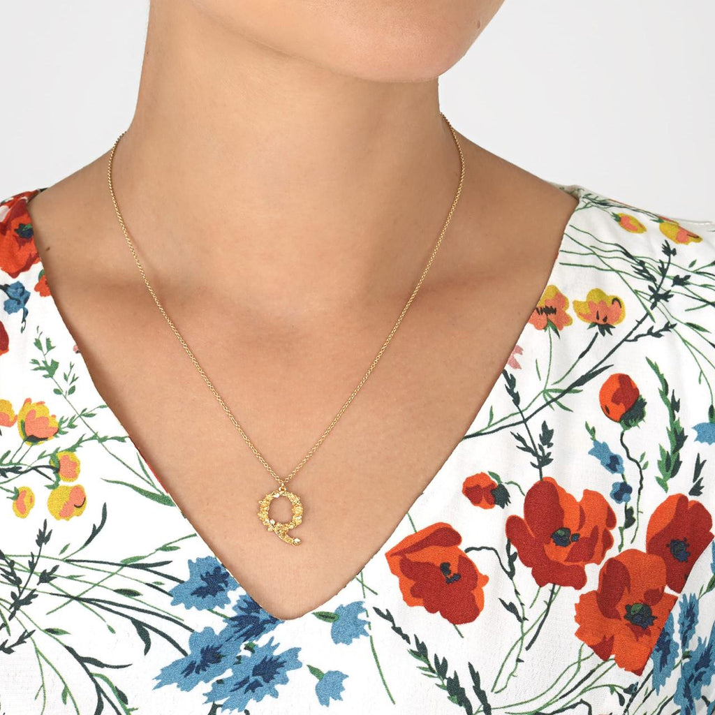 A.M. Floral Alphabet Q Necklace Gold