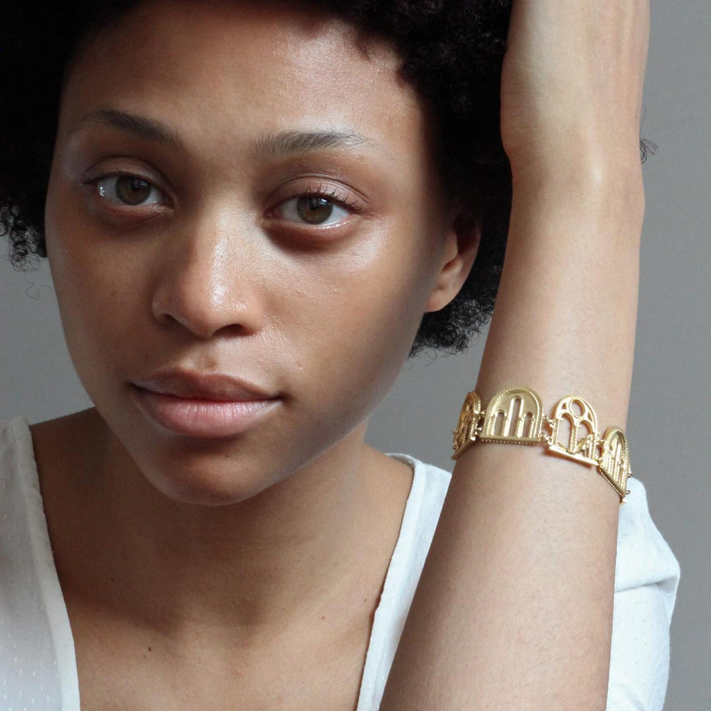 A.M. Linked Window Discovery Bracelet Gold