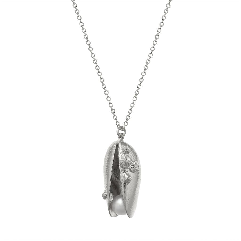 A.M. Mussel & Pearl Necklace Silver