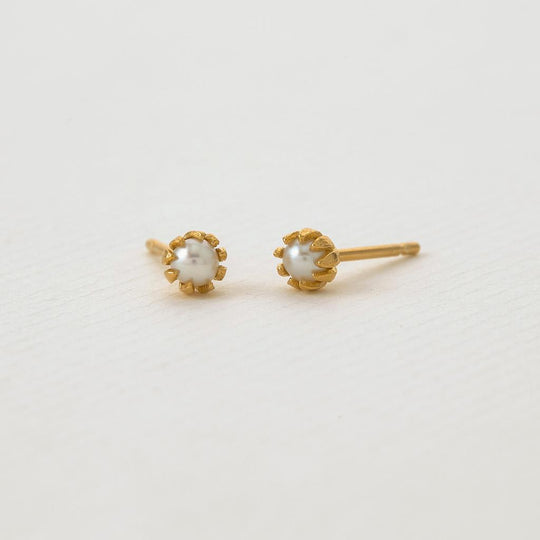 A.M. Baby Pearl Chrysanthemum Stud Earrings Gold