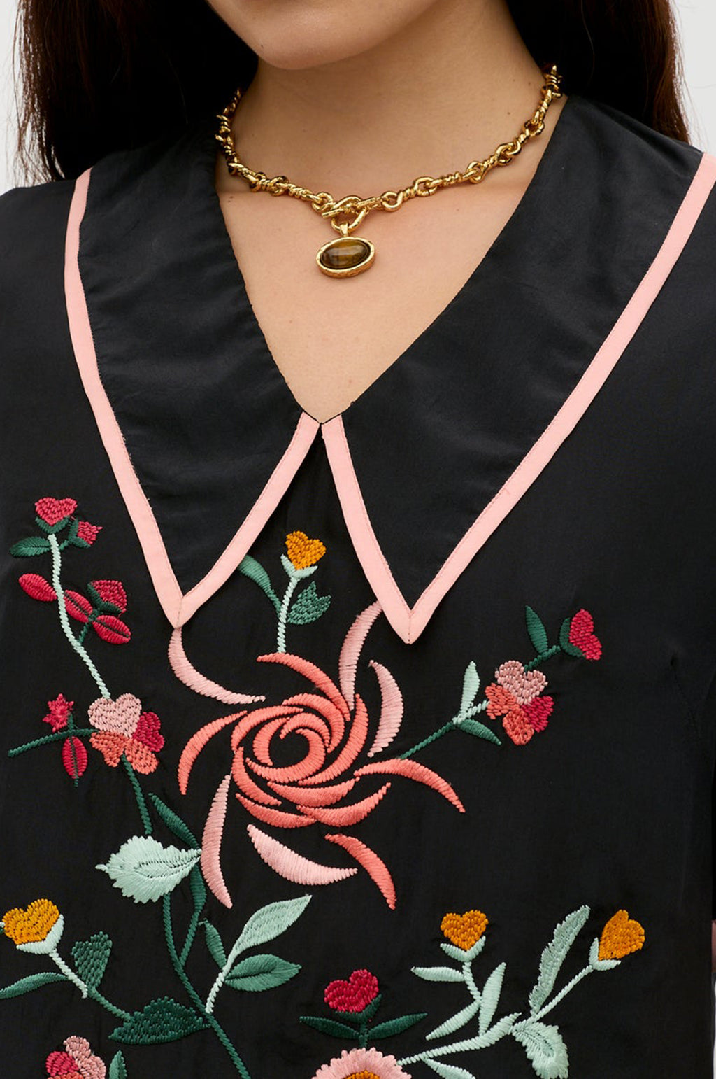 Nicolina Top Frida Embroidery Black