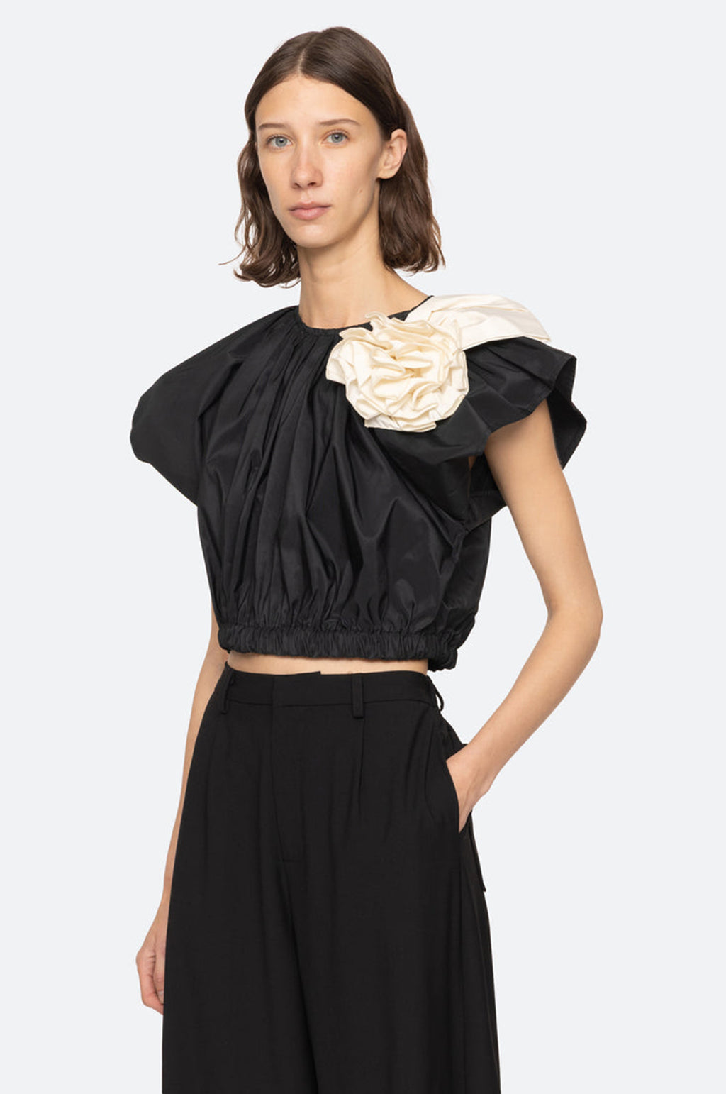 Laurie Solid Flutter Slv Top Black