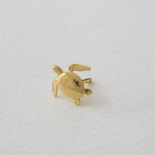 A.M. Teeny Tiny Sea Turtle Single Stud Earring 18ct Solid Gold