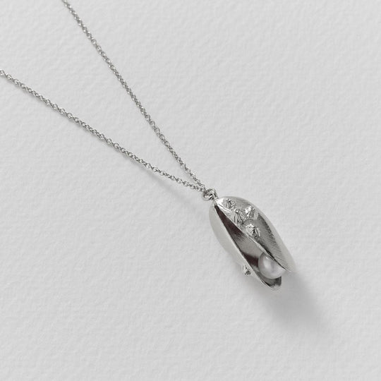A.M. Mussel & Pearl Necklace Silver
